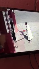 رجل يشعل النيران في محطة وقود بمكة عن عمد.. شاهد ما حدث في الفيديو!