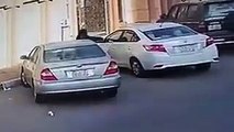 فيديو سعودية تحطم مرايا عدد من السيارات في الشارع بدون سبب!