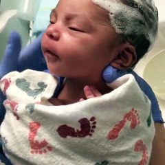 فيديو رد فعل طفل يحصل على حمام بالشامبو لأول مرة