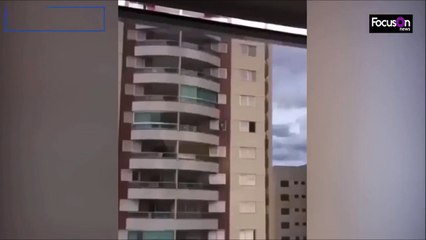 فيديو يحبس الأنفاس.. طفل يلعب على حافة نافذة بالطابق التاسع لمبنى سكني