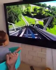 فيديو طريف أب عمل لابنه ملاهي في غرفة الجلوس