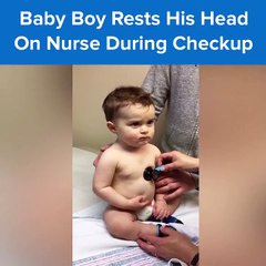 فيديو طفل يسند رأسه على يد الممرضة وهي تفحصه