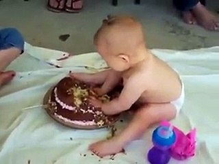 بالفيديو إنه عيد ميلادها فقررت أن تأكل الكعكة لوحدها!