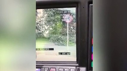 شرطي يتعرض لموقف محرج يجعله مثاراً للسخرية على مواقع التواصل.. فيديو