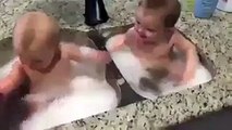 فيديو توأم يأخذ حمامه في أروع حوض استحمام تراه في حياتك