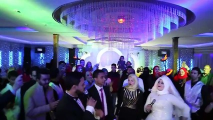 عروسان يشعلان مواقع التواصل بأغرب زفة