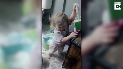 فيديو.. أم تركت طفلتها تشاهد التليفزيون ثم عادت لتجد مشهداً جنونياً