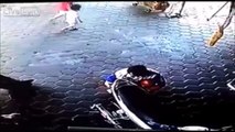 فيديو شخص ينقذ طفلين قبل ثانية من حادث مخيف!