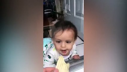 شاهد بالفيديو.. أم تنفذ مقلباً مضحكاً في طفلها الرضيع