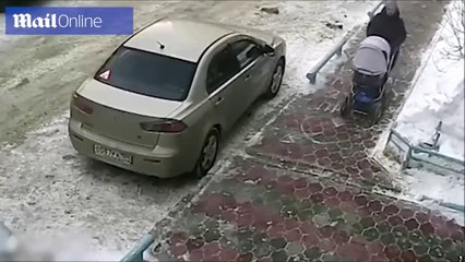 العناية الإلهية تنقذ سيدة وطفلها من حادث كارثي.. شاهد ماذا حدث لهما!