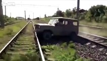 فيديو يحبس الأنفاس.. شاب يفر من سيارته قبل لحظات من اصطدام قطار بها