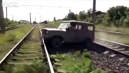 فيديو يحبس الأنفاس.. شاب يفر من سيارته قبل لحظات من اصطدام قطار بها