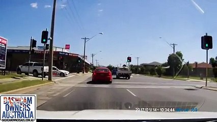 فيديو سيارة شرطة تثير الجدل بسبب هذا التصرف الغريب!