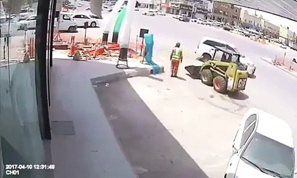 فيديو عامل ينجو من الموت بأعجوبة في حادث سير مروع في السعودية