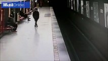 شاب ينقذ طفلاً عمره عامين بعد سقوطه على قضبان القطار.. فيديو
