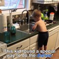 فيديو طريف.. طفل يقوم بغسل الصحون في مطبخ منزله بطريقته الخاصة