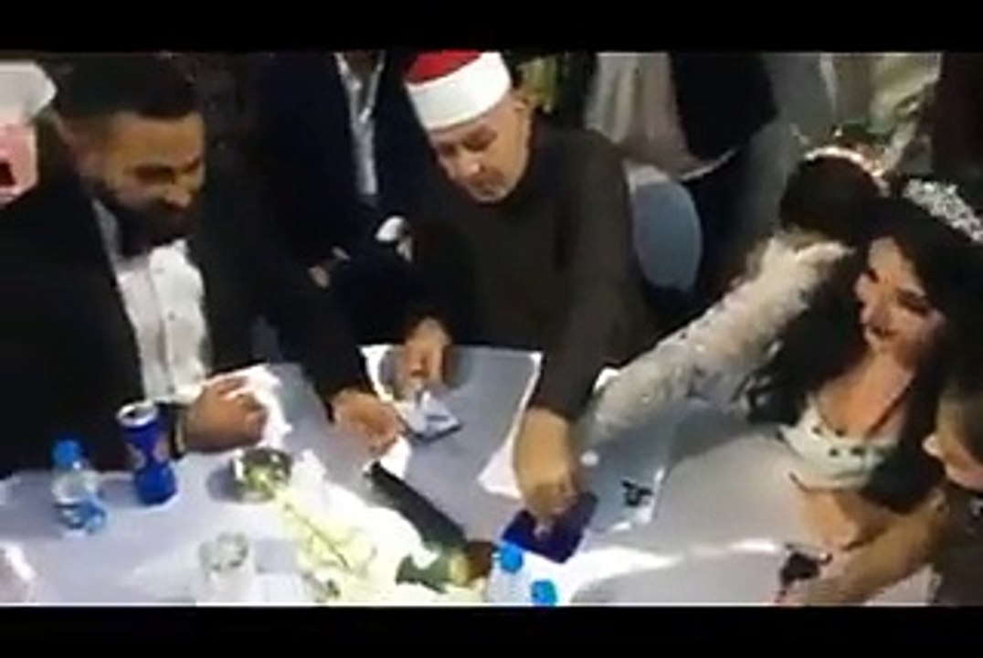 فيديو تصرف عفوي من أحمد سعد في حفل عقد قرانه عل...