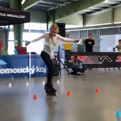 فيديو طفلة لديها موهبة لا تصدق في التزلج أو ركوب الباتيناج