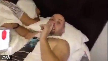 ذبابة مدهشة تخرج من الكمبيوتر اللوحي لتقلق نوم هذا الرجل.. فيديو مضحك للغاية