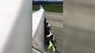 شاهد كيف قام موظفو مطار إندونيسي بدفع طائرة ركاب على طول المدرج!