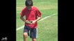 فيديو طفل عبقري يظهر مهاراته في كرة القدم ويحل مكعب روبيك في نفس الوقت