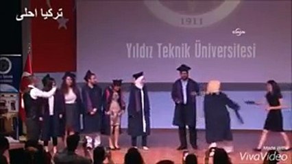 فيديو شاب تركي يطلب الزواج من فتاة يحبها في حفل تخرجها