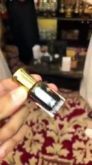 فيديو نجم اتحاد جدة يُهدي كهربا عطراً قيمته 235 ألف جنيه مصري