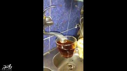 فقط في مصر! صنبور المياة يشرب الشاي من الأكواب.. فيديو سيصيبك بالذهول