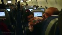 شاهد بالفيديو.. شاب مصري يحول رحلة جوية إلى حفل غنائي ممتع