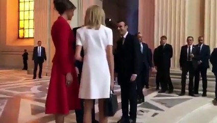 شاهد.. ترامب يغازل زوجة الرئيس الفرنسي.. فماذا قال لها؟!