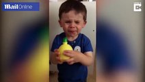 لن تصدق ما فعله هذا الطفل بعد تناول رشفة من عصير الليمون.. فيديو مضحك