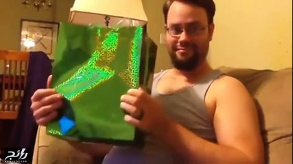 فيديو لشابٍ أبكم يعبر عن فرحته بخبر حمل زوجته بهذه الطريقة الرائعة.. حاول أن تمسك دموعك