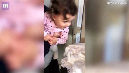 بالفيديو.. شاهد كيف كان أول لقاء بين طفلة وشقيقتها حديثة الولادة