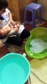 فيديو طريقة بسيطة لعمل حمام طفل حديث الولادة بدون بكاء