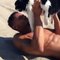 فيديو شاب رياضي يشارك قطته تمارينه الرياضية على شاطئ البحر