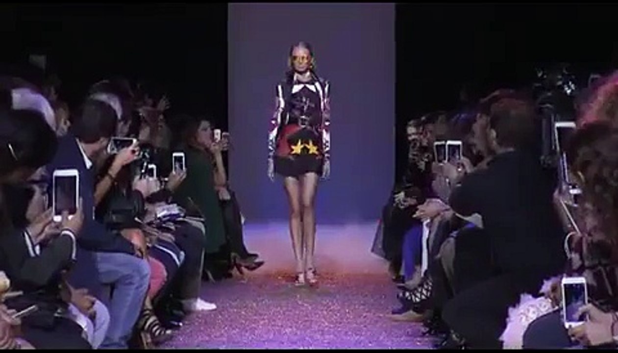 عرض أزياء مجموعة إيلي صعب لربيع وصيف 2017