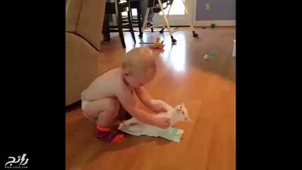 فيديو رضيع يقلد تغيير أمه لحفاظته .. ولكن على القطة