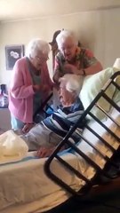 فيديو يلامس القلوب لعجوزتين تقومان بتمشيط شعر أختهما الكبرى