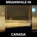 فيديو فتاة تكشف سطح السيارة وسط عاصفة ثلجية في كندا