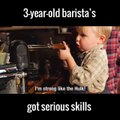 فيديو طفل عمره 3 سنوات لديه موهبة حقيقية في صنع الكابتشينو