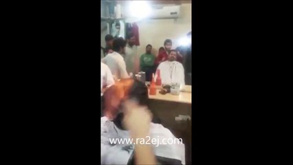 فيديو لا يصدق لحلاق يقوم بتصفيف الشعر عن طريق إشعال النار فيه