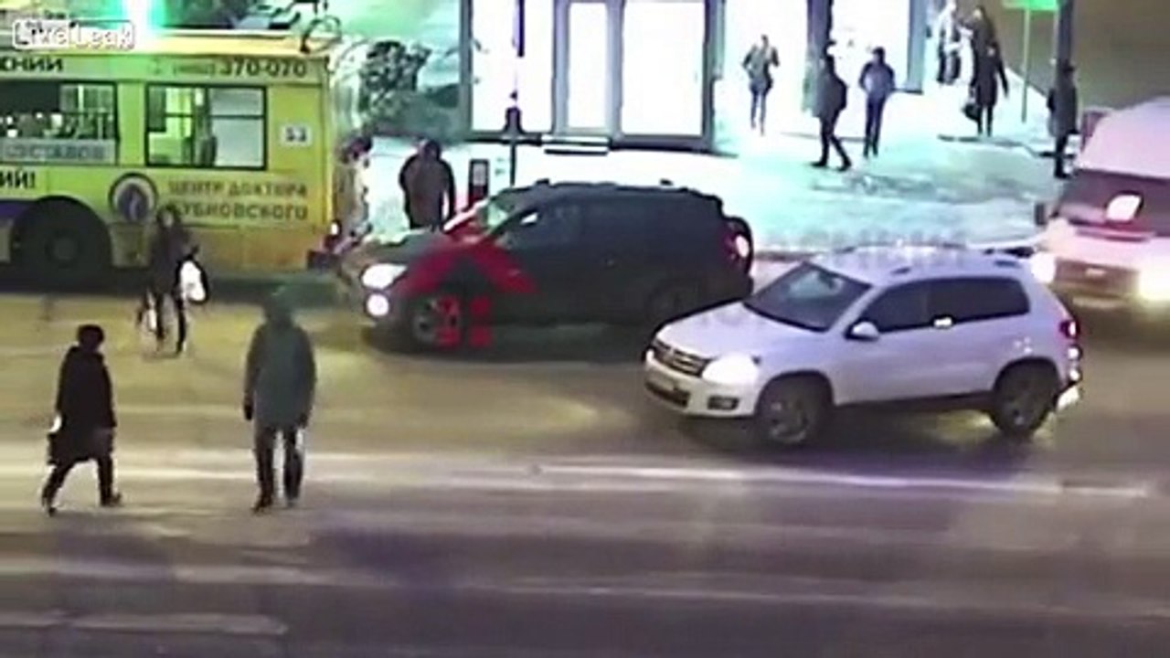 رد فعل غير متوقع لسيد صدمتها سيارة وسط الشارع