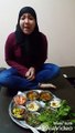 فتاة مصرية تسخر من طريقة تناول الفتيات للطعام داخل وخارج المنزل
