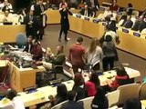 شباب يرقصون الدبكة الفلسطينية داخل مقر الأمم المتحدة
