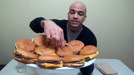 شخص يتناول 10 ساندويتشات برجر في أقل من ربع ساعة