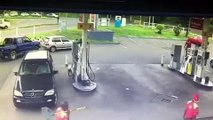 فيديو رجل يفقد السيطرة على حافلته ويقتحم محطة وقود ويخرج من النافذة!
