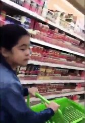 فيديو طفلة لا تتمالك نفسها عن الرقص كلما سمعت أغنية Despacito