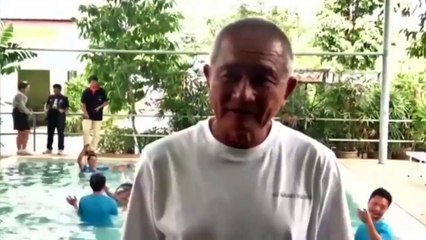 بالفيديو: هكذا تتعلم صغار الأفيال السباحة