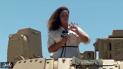 فيديو نحلة تهاجم مذيعة تليفزيونية على الهواء.. رد فعل المذيعة سيصيبك بنوبة من الضحك