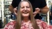 فيديو مصفف الشعر منير يغير شكل سيدة مسنة بطريقة جعلتها تبدو أصغر